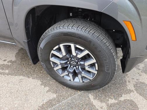 2024 Nissan Frontier SL