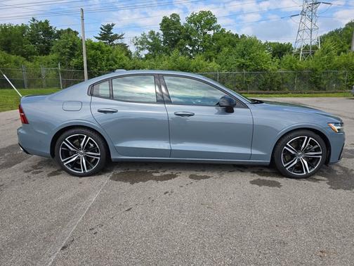 2022 Volvo S60 Recharge Plug-In Hybrid R-Design