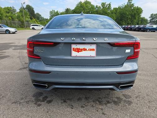 2022 Volvo S60 Recharge Plug-In Hybrid R-Design