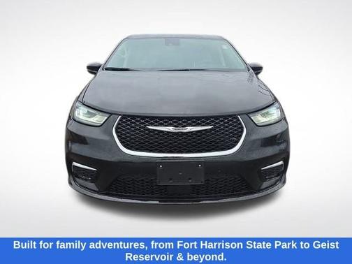 Diamond Black Crystal Pearlcoat 2024 Chrysler Pacifica Touring L