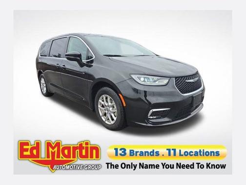 Diamond Black Crystal Pearlcoat 2024 Chrysler Pacifica Touring L