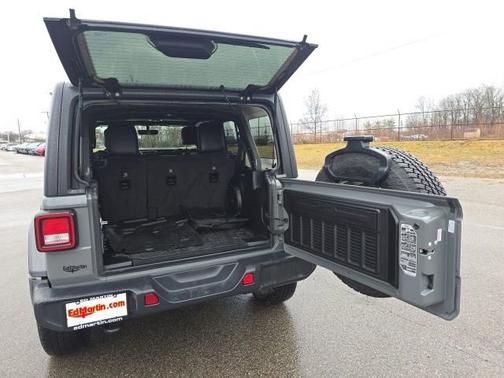 Sting-Gray Clearcoat 2019 Jeep Wrangler Unlimited Sahara