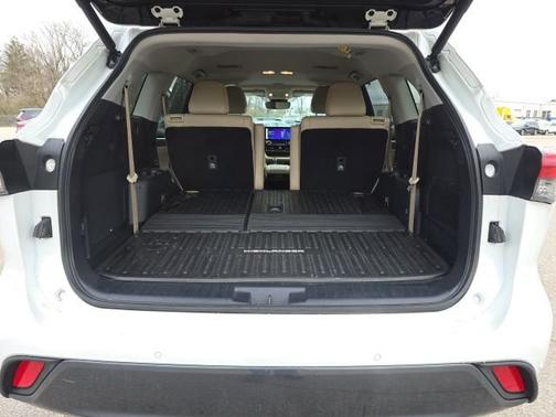 White 2023 Toyota Highlander Hybrid Limited