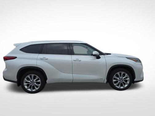 White 2023 Toyota Highlander Hybrid Limited
