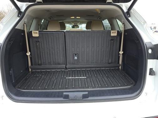 White 2023 Toyota Highlander Hybrid Limited