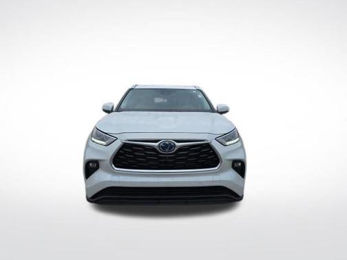 White 2023 Toyota Highlander Hybrid Limited