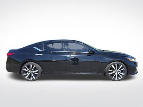 Super Black 2020 Nissan Altima 2.0 Platinum