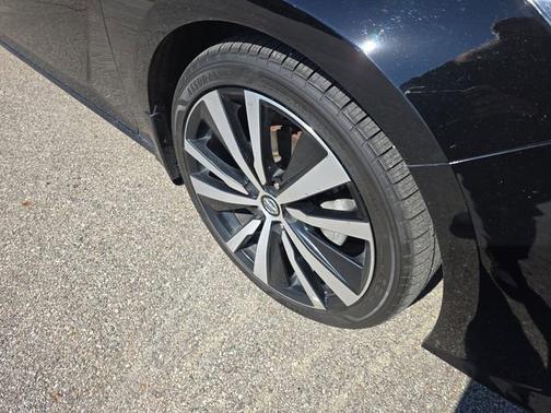 Super Black 2020 Nissan Altima 2.0 Platinum