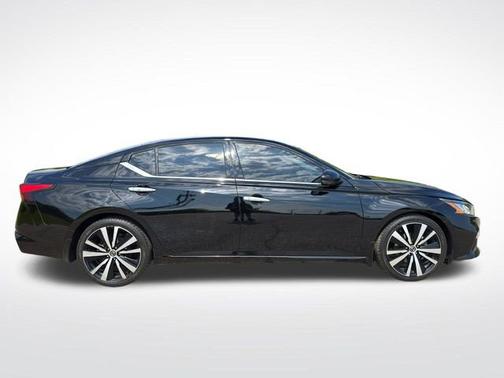Super Black 2020 Nissan Altima 2.0 Platinum