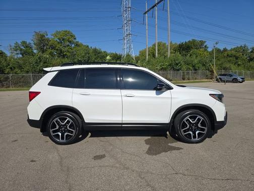 White 2023 Honda Passport Elite