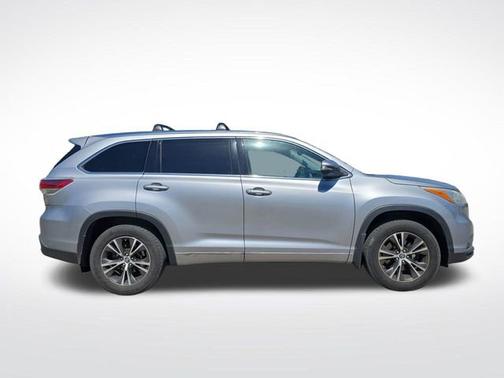 Silver Sky Metallic 2016 Toyota Highlander XLE