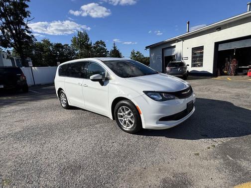 2022 Chrysler Voyager LX