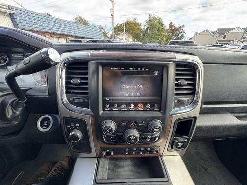 2016 RAM 3500 Laramie 4x4 4dr Crew Cab 8 ft. LB DRW Pickup