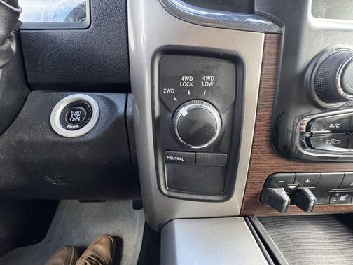 2016 RAM 3500 Laramie 4x4 4dr Crew Cab 8 ft. LB DRW Pickup