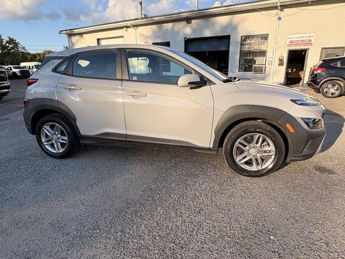Lunar White 2022 Hyundai KONA SE AWD 4dr Crossover