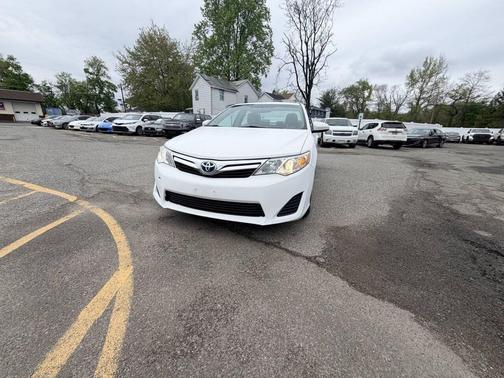 Super White 2012 Toyota Camry Hybrid SE