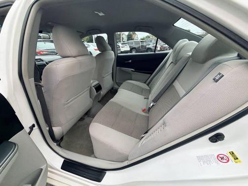 Super White 2012 Toyota Camry Hybrid SE