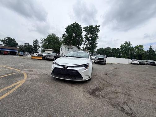 Super White 2022 Toyota Corolla LE