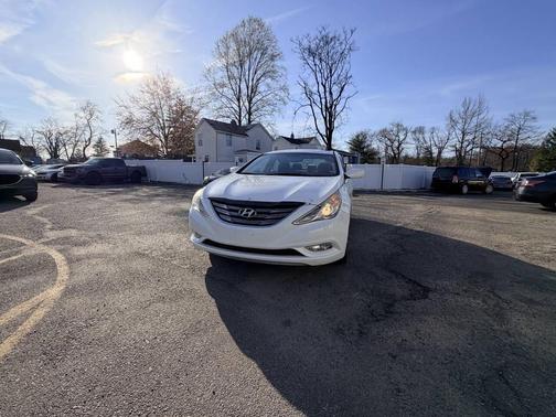 White 2013 Hyundai SONATA SE