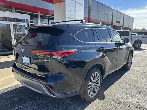 2022 Toyota Highlander Hybrid Platinum