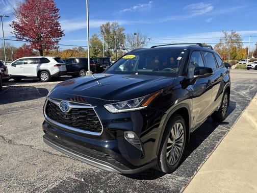 2022 Toyota Highlander Hybrid Platinum