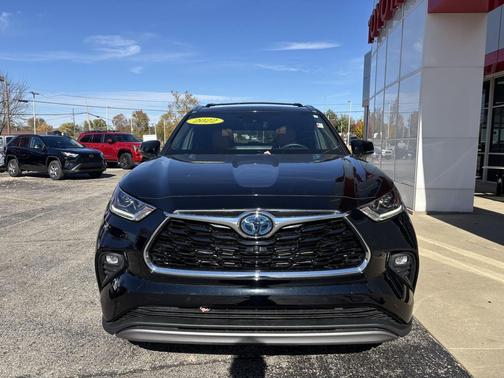 2022 Toyota Highlander Hybrid Platinum
