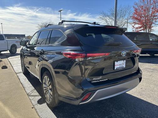 2022 Toyota Highlander Hybrid Platinum