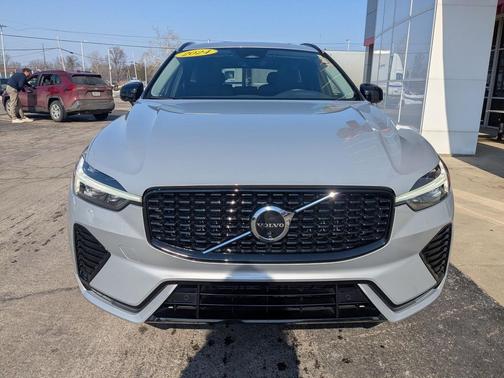 2024 Volvo XC60 B5 Plus Dark Theme