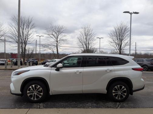 2022 Toyota Highlander Hybrid XLE