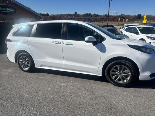 2025 Toyota Sienna LE