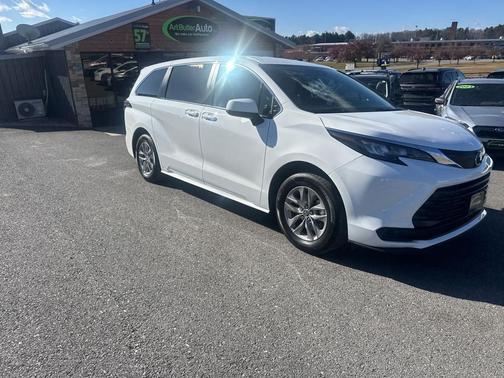 2025 Toyota Sienna LE