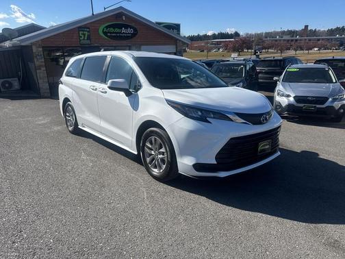 2025 Toyota Sienna LE