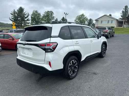 Crystal White Pearl 2025 Subaru Forester Premium