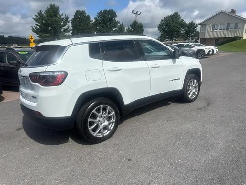 Bright White Clearcoat 2023 Jeep Compass Latitude Lux