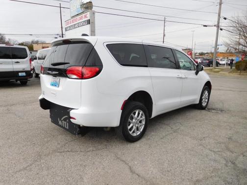 2022 Chrysler Voyager LX