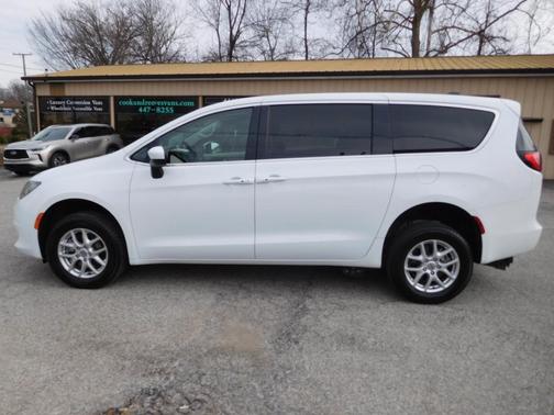 2022 Chrysler Voyager LX