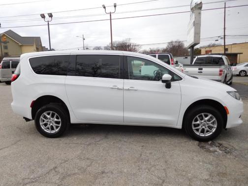 2022 Chrysler Voyager LX