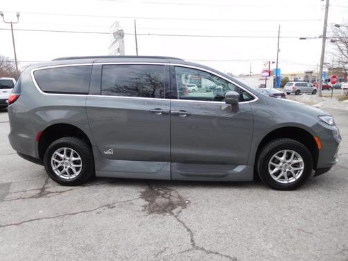 2022 Chrysler Pacifica Touring-L