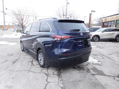 2022 Toyota Sienna XLE