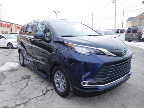 2022 Toyota Sienna XLE