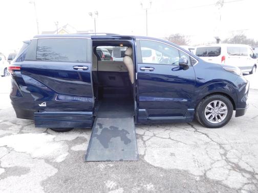 2022 Toyota Sienna XLE