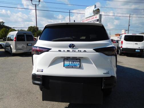2024 Toyota Sienna LE