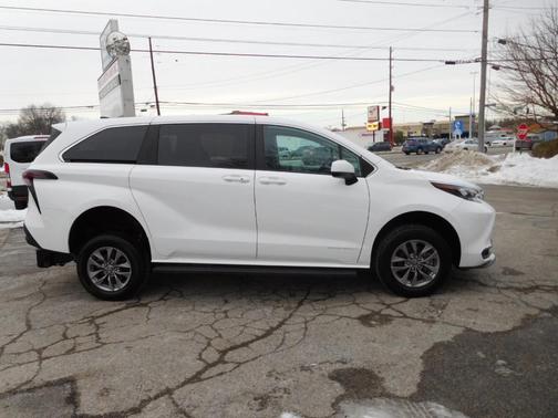 2024 Toyota Sienna LE
