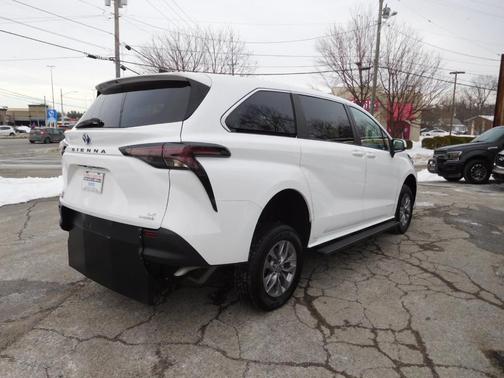 2024 Toyota Sienna LE