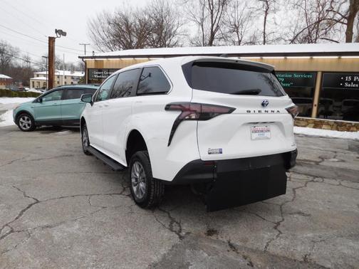 2024 Toyota Sienna LE