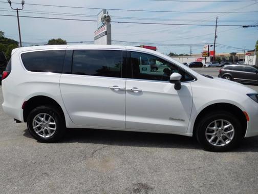 2022 Chrysler Voyager LX
