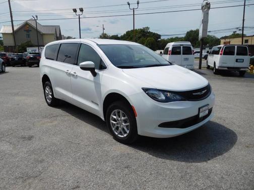 2022 Chrysler Voyager LX