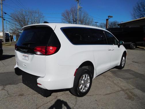 2022 Chrysler Voyager LX