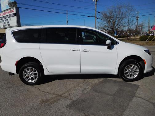 2022 Chrysler Voyager LX