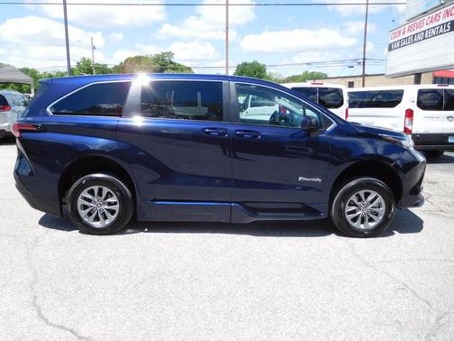 2022 Toyota Sienna LE